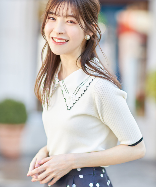 立体フラワーモチーフ付きニットプルオーバー