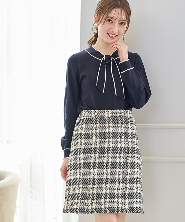 パール飾り釦付きセミタイトツイードスカート 