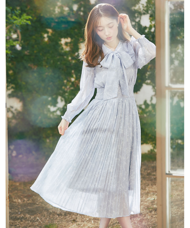 ボウタイリボン付きヨークフリルフラワープリントシャーリングプリーツ  