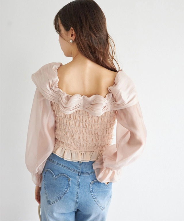 立体フラワーモチーフ付きシャーリングブラウス