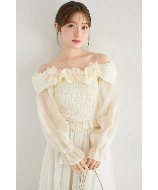 立体フラワーモチーフ付きシャーリングブラウス