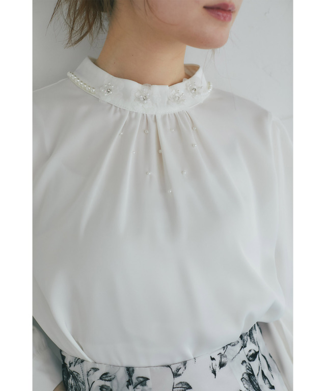 立体フラワーモチーフ＆パール付きハイネックブラウス