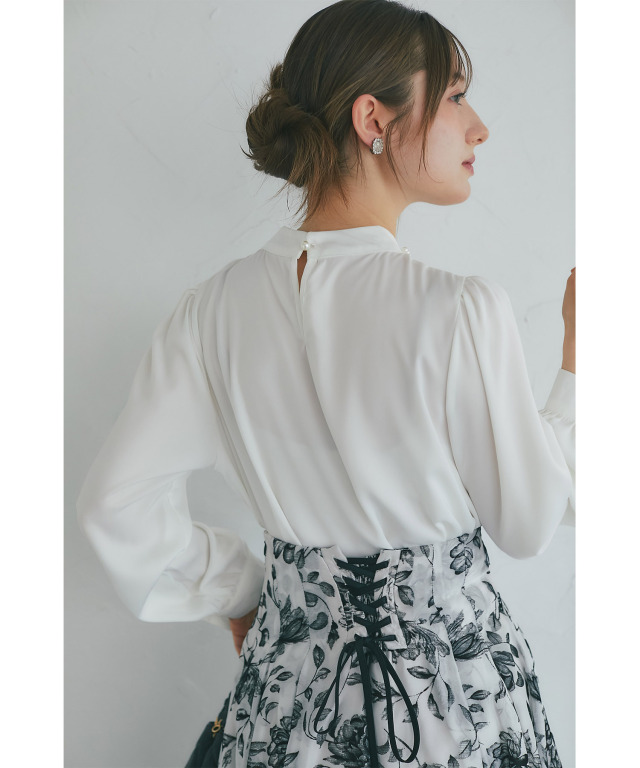 ナッコ1021 立体フラワーモチーフ＆パール付きハイネックブラウス