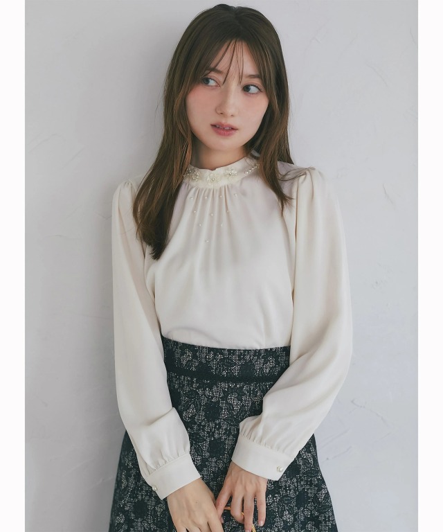 立体フラワーモチーフ＆パール付きハイネックブラウス