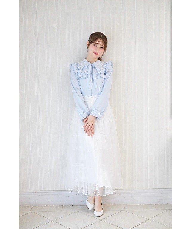 ボトムスINがスッキリ決まるウエストタック入りラインドットチュール