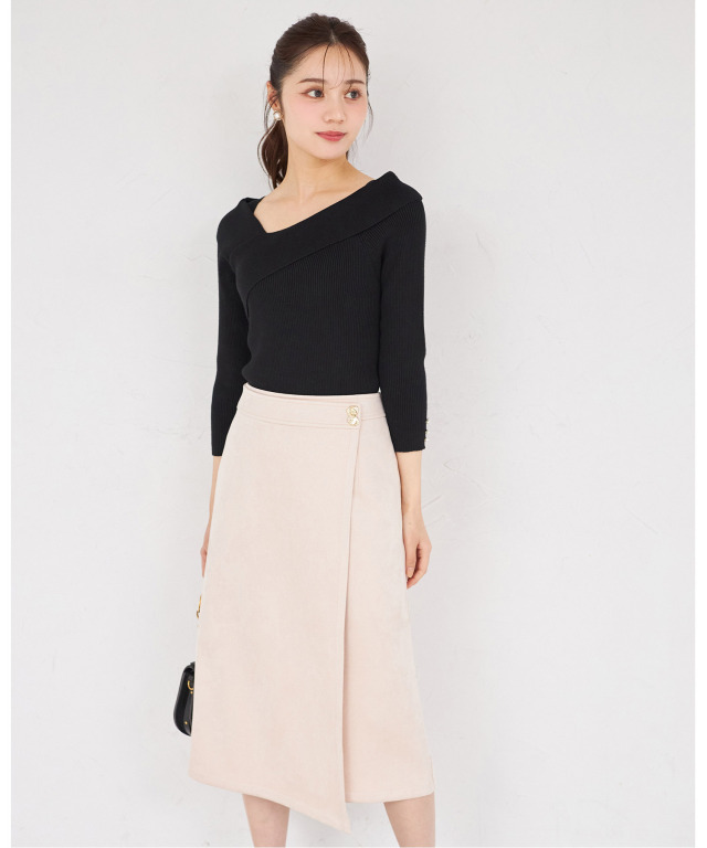 変形飾り釦付きスエードラップ風タイトスカート