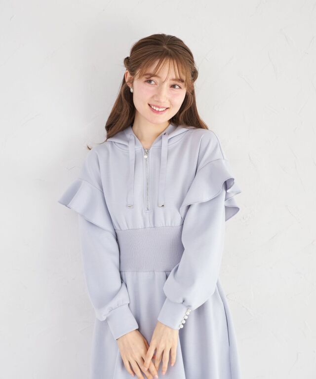 ウエストリブ切り替えフリルスリーブボンディングフーディワンピース