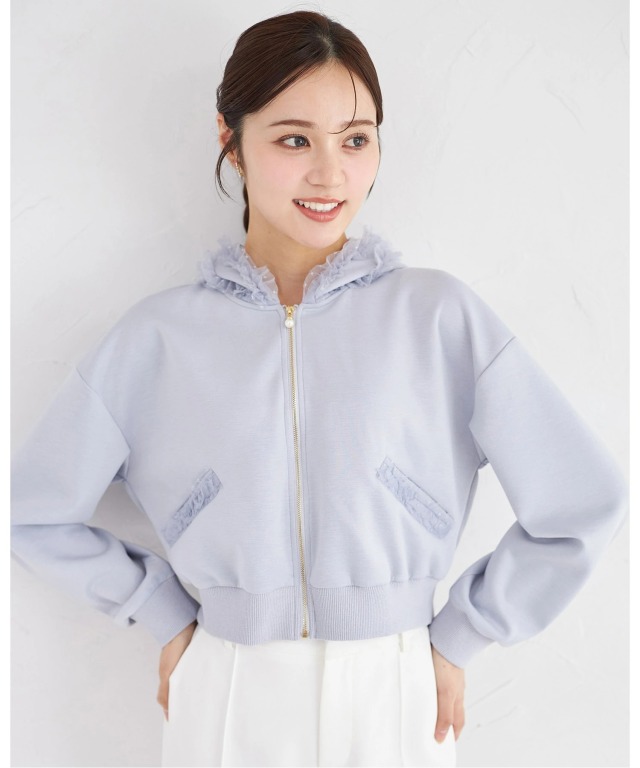 ラフなのにキレイ見えするドットチュールフリル付きパールジップパーカー