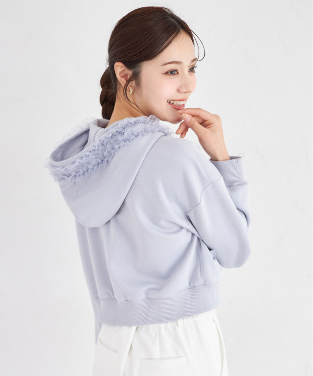 ラフなのにキレイ見えするドットチュールフリル付きパールジップパーカー