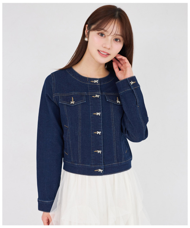 ビジューリボン釦ノーカラーデニムジャケット