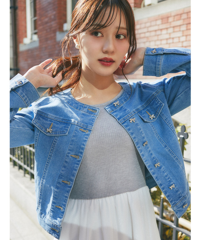 ビジューリボン釦ノーカラーデニムジャケット