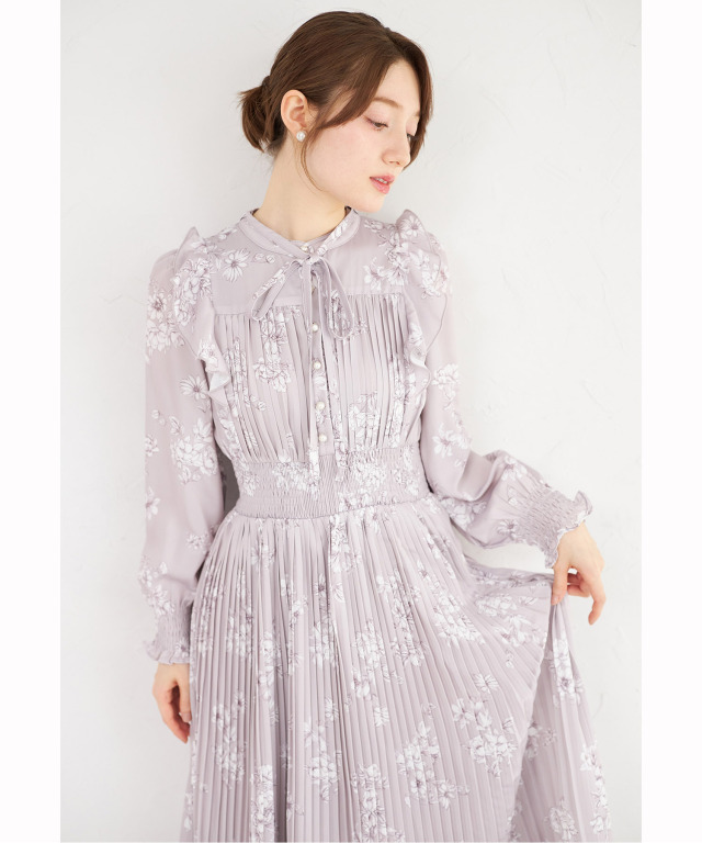 着映えも細見えも叶えるヴィンテージサテンフラワープリント