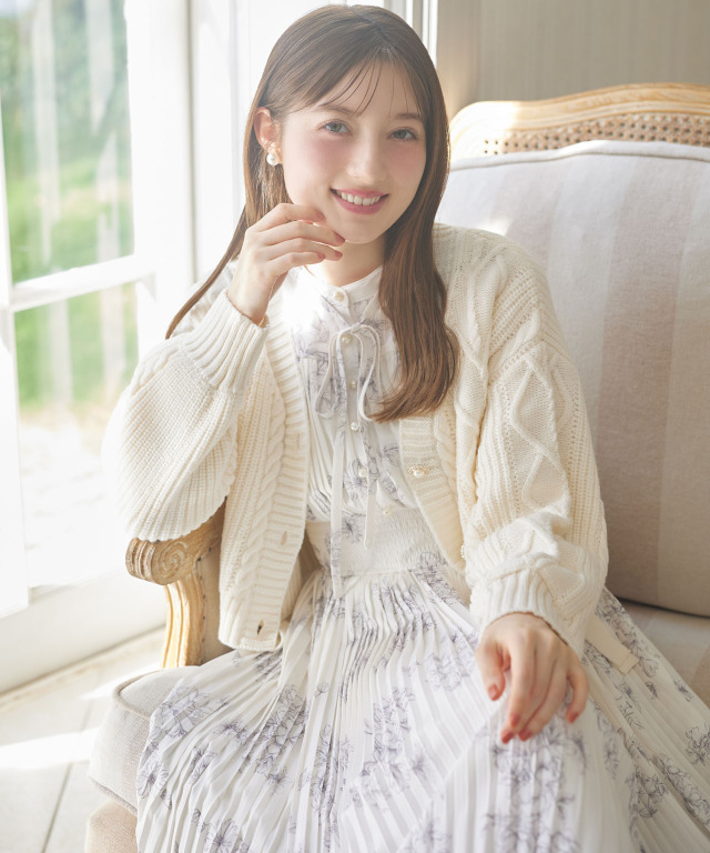 着映えも細見えも叶えるヴィンテージサテンフラワープリント