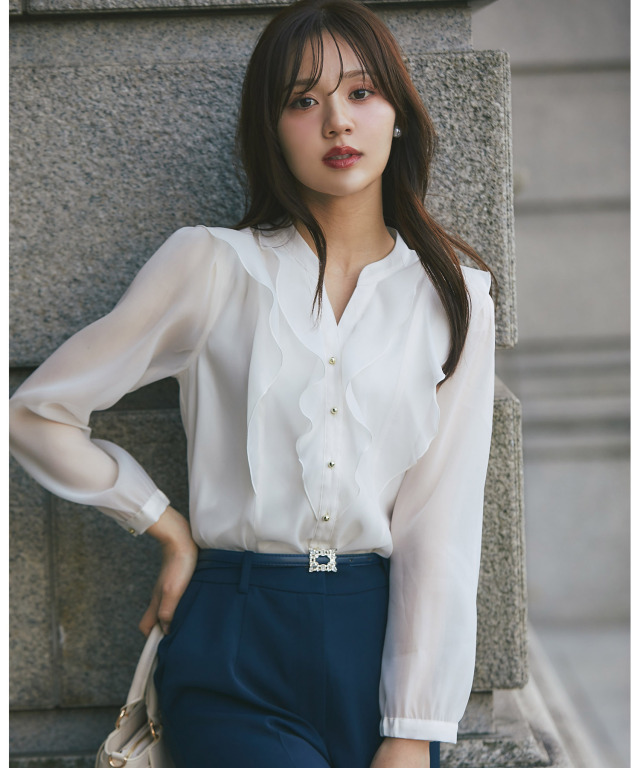 ONもOFFも使えるシアーラッフルフリルスキッパーブラウス