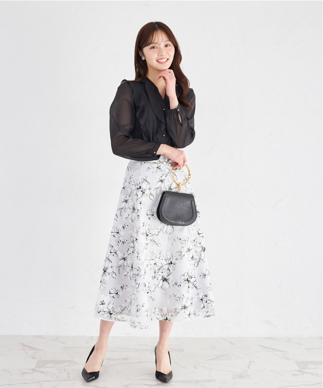 ONもOFFも使えるシアーラッフルフリルスキッパーブラウス