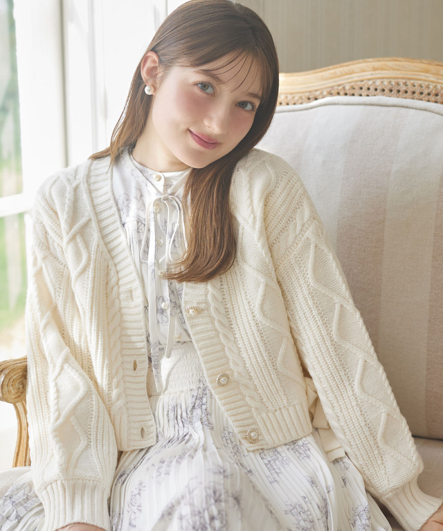 周りと差をつける可愛さ♪リボン付きハートケーブル編みニットカーディガン