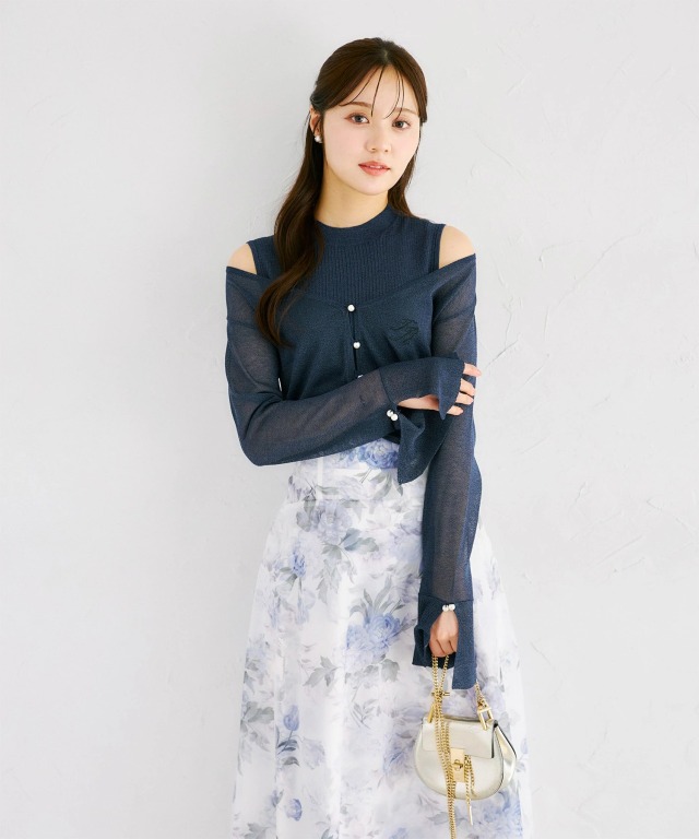 リブニットトップス×刺繍入りパール釦シアーニットカーディガンの