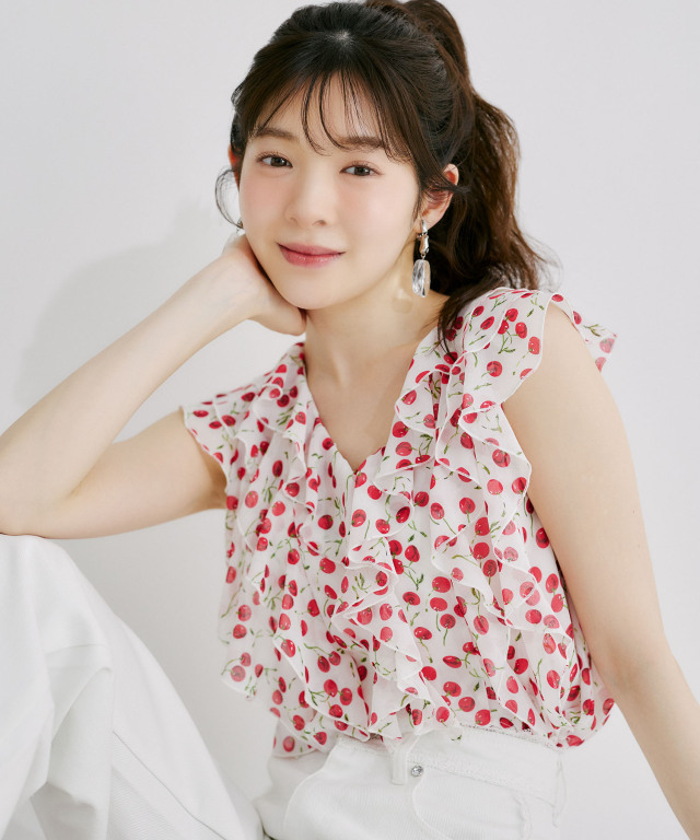 美品☆チェリープリントラッフルノースリーブ インナー付きチェリープリントラッフルフリルブラウス