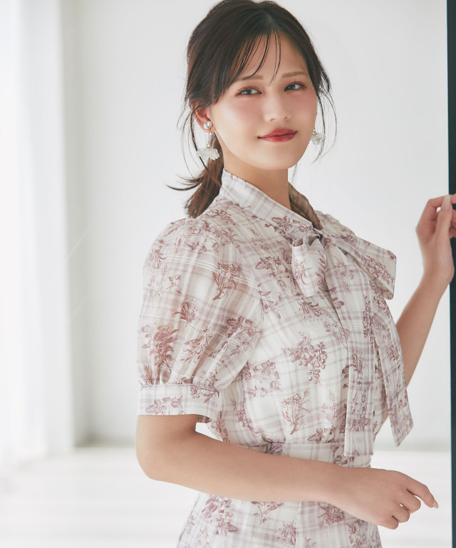 ボウタイリボン付きシアーチェック×フラワープリントブラウス
