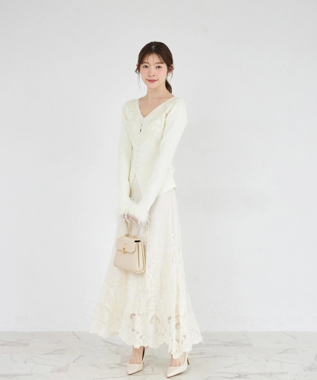 フラワーモチーフ×ビジュー付きスプリングフェザーパール釦ニット