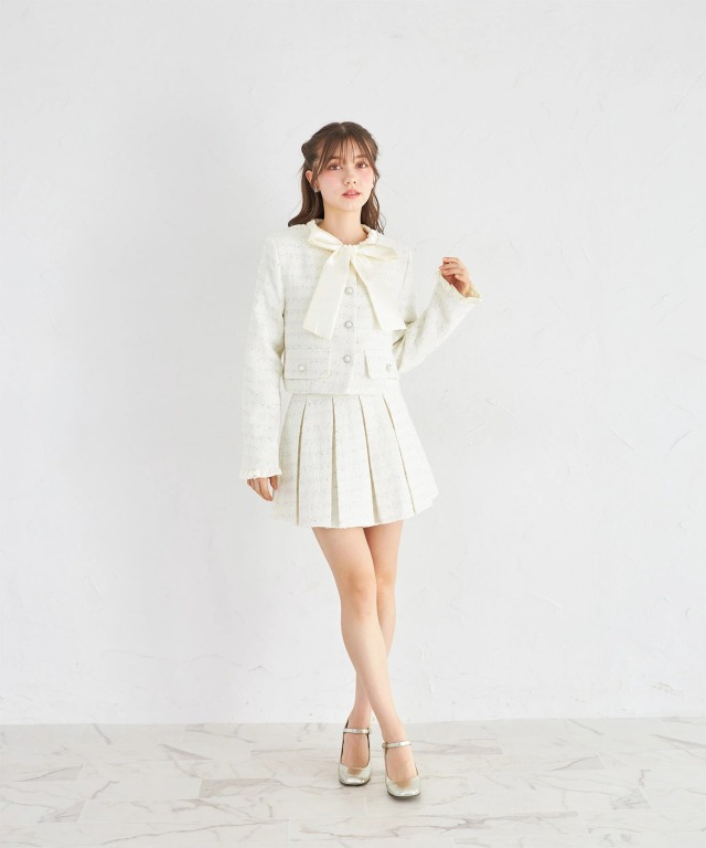ボウタイリボン付きスパンコールツイードジャケット×ミニスカート