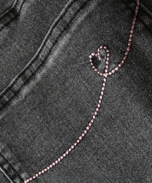 ビジュー釦付きハート刺繍セミフレア美脚ストレッチデニムパンツ