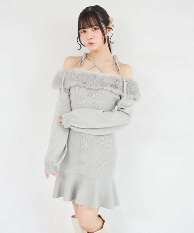 ビジュー飾り釦付きオフショルファーニットワンピース