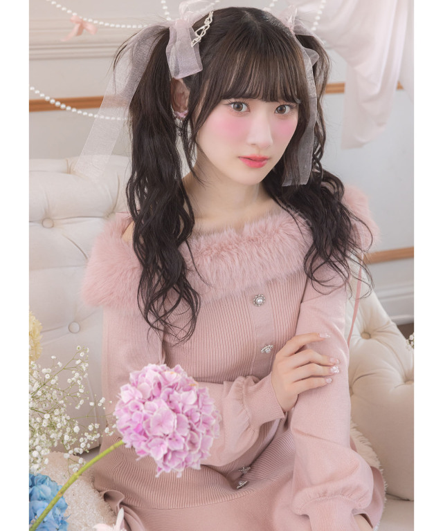 ビジュー飾り釦付きオフショルファーニットワンピース