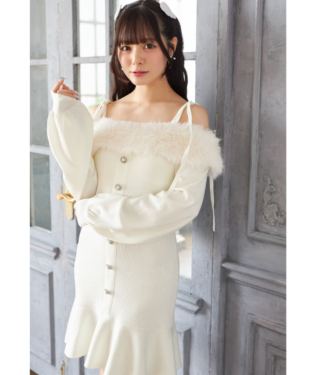 ビジュー飾り釦付きオフショルファーニットワンピース