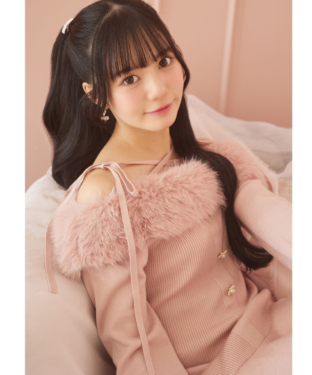 ビジュー飾り釦付きオフショルファーニットワンピース