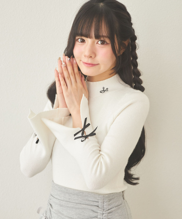 リボン付きフレアスリーブ刺繍入りハイネックリブニットプルオーバー