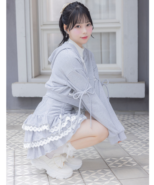 人気完売 美品✨ヨリ バックギャザー撥水パーカー フリル リボン 黒 人気完売 美品✨ヨリ バックギャザー撥水パーカー フリル リボン