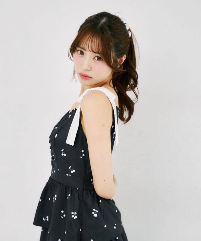 肩リボン付きチェリー柄ティアードワンピース