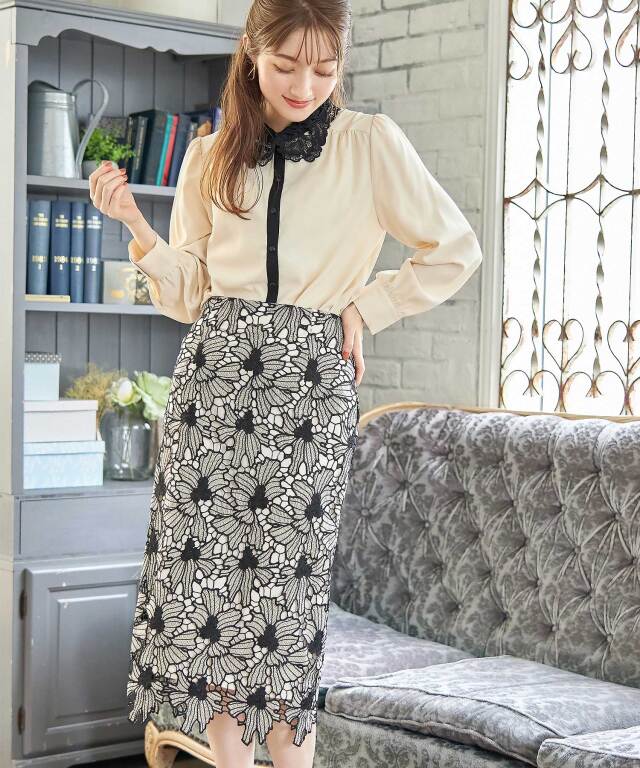 着る人のエレガンスを引き出す配色フラワーレースタイトスカート  