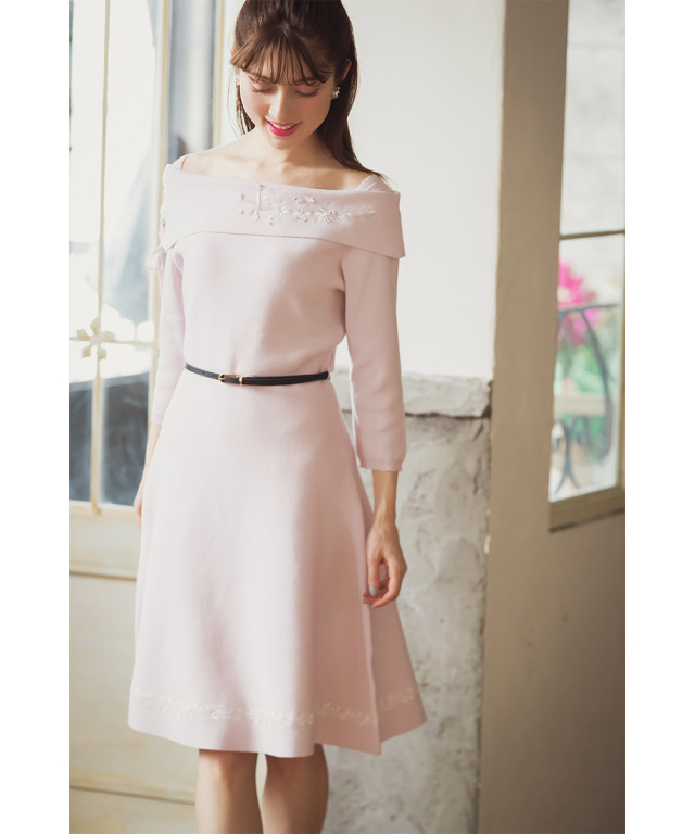 甘口レディにおめかし 上品も可愛いも欲張るレースアップオフショルフラワー刺繍ニットワンピース