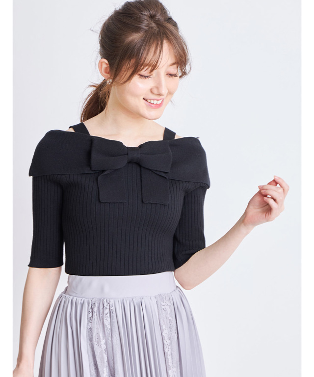ディテールで女らしさを薫らせる前後2WAYりぼん付きオフショルニット  