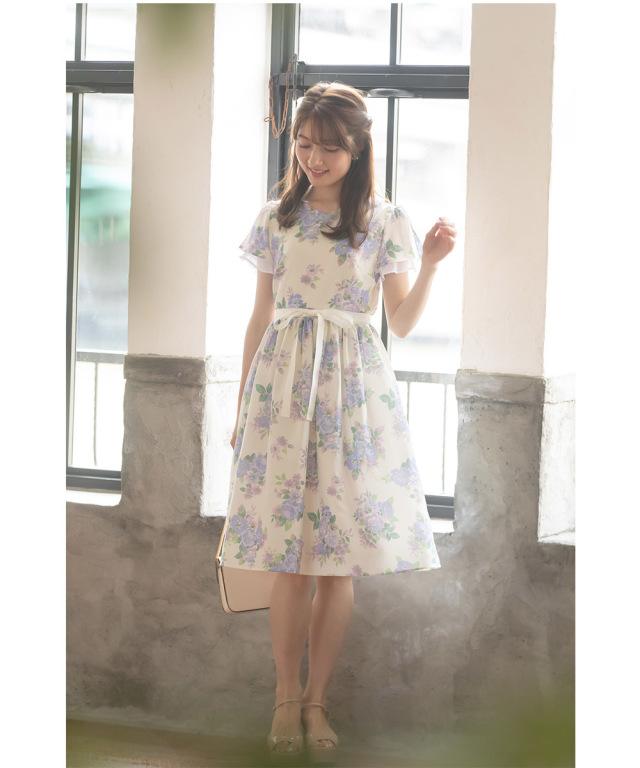 清楚に可愛いく ウエストりぼん付きこだわりフラワープリントワンピース