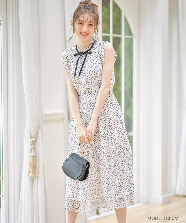 1枚で華やかに着映えるフリル付きボウタイりぼんフラワープリント  