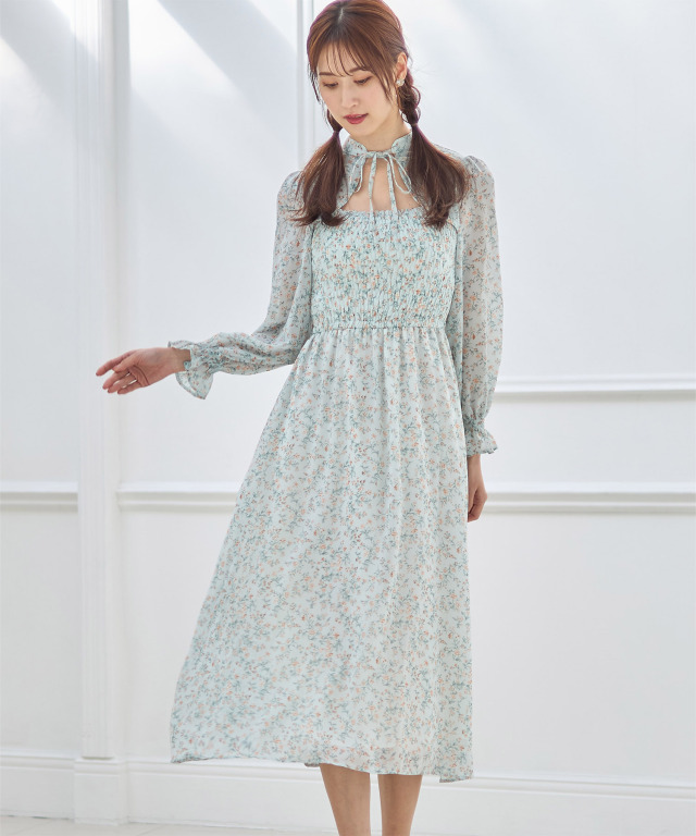 りぼん付きスタンドカラー胸元シャーリングキャンディースリーブ  