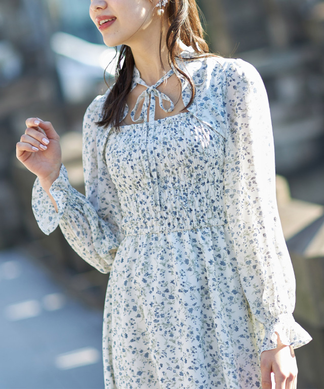 りぼん付きスタンドカラー胸元シャーリングキャンディースリーブフラワープリントワンピース