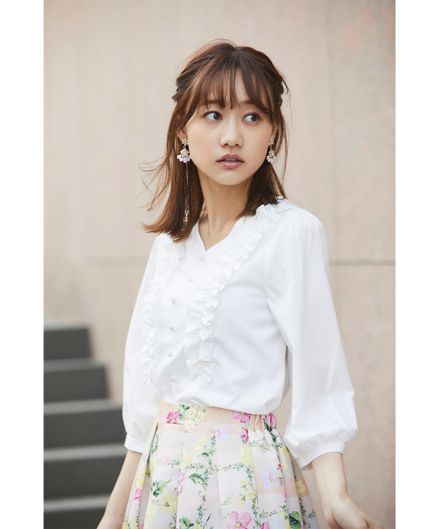 甘いだけじゃないこなれ感 フロントボタン付きｖネック七分袖フリルブラウス