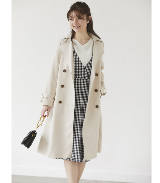 華ディテールは後ろ姿で バックプリーツデザイントレンチコート