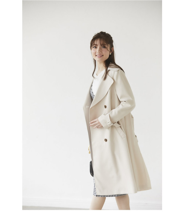華ディテールは後ろ姿で バックプリーツデザイントレンチコート