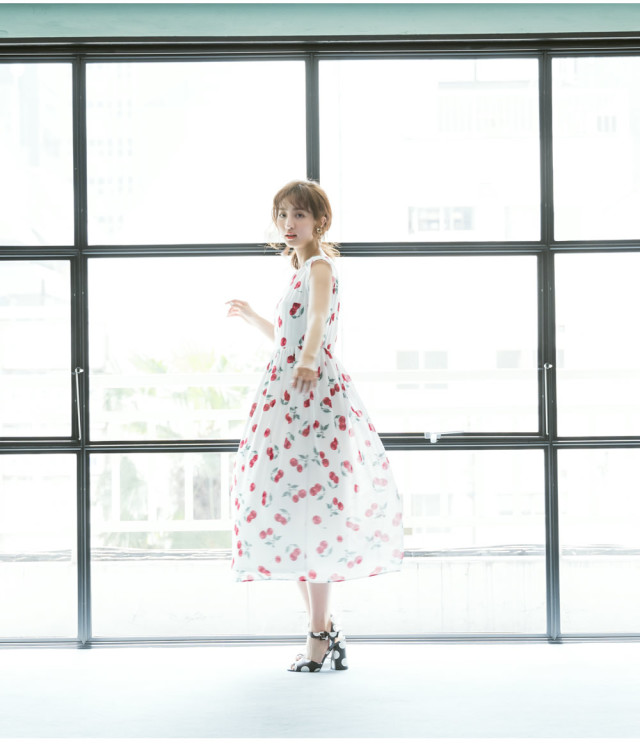 可愛さ弾けるポップチェリー柄シフォンマキシワンピース 堀田茜さんはオフホワイト着用