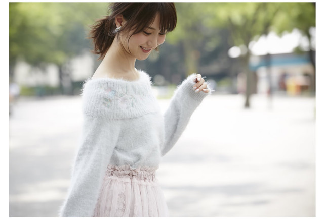 抱きしめたくなるほわほわ花刺しゅう入りオフショルニットプルオーバー