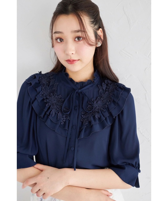 美品 Bluelea ジャガードブラウス ネイビー パフスリーブ フリル リボン リボン付きフラワーモチーフレース×フリルブラウス