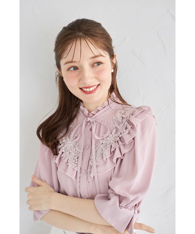 リボン付きフラワーモチーフレース×フリルブラウス