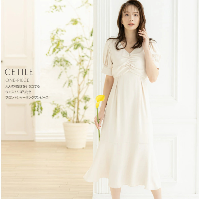 大人の可愛さを引き立てるウエストりぼん付きフロントシャーリングワンピース