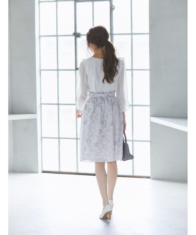 Onもoffも可愛くいられるフラワーモチーフ パールビジュー装飾シフォンブラウス Onもoffも可愛くいられるフラワーモチーフ パールビジュー装飾シフォンブラウス