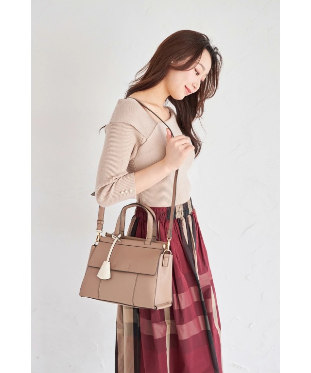 キーチャーム付きフラップショルダーバッグ